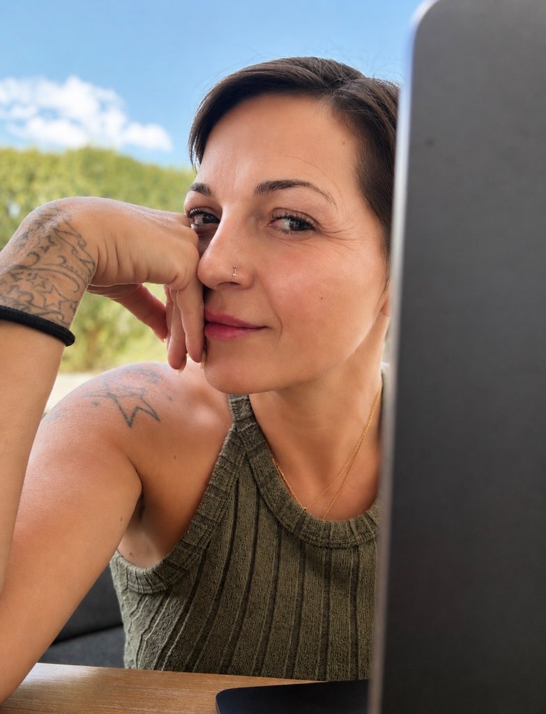 Wer bin ich? 🤎  Ich bin Rosi – Mama, Ehefrau und eine Frau, die gelernt hat, ihren eigenen Weg zu gehen.  Mein Leben war nicht immer geradlinig. Es gab Momente, die mich zum Umdenken gebracht und mir gezeigt haben, wie wertvoll Zeit, Gesundheit und Freiheit wirklich sind.  Heute baue ich mir mein eigenes Business im Network Marketing auf und darf gleichzeitig andere Frauen auf ihrem Weg begleiten. Was als kleine Chance begonnen hat, ist für mich mittlerweile so viel mehr geworden: persönliche Entwicklung, neue Freundschaften, ein starkes Team und vor allem die Möglichkeit, meine Zeit selbstbestimmter zu gestalten.  Ich bin laut, herzlich, manchmal chaotisch und definitiv nicht perfekt. 😅 Aber ich bin immer ich.  Mein Ziel? Nicht irgendeinem perfekten Leben hinterherzulaufen, sondern mir ein Leben aufzubauen, das zu mir und meiner Familie passt.  Und wenn ich dabei auch nur einer Frau zeigen kann: „Hey, vielleicht steckt auch in dir viel mehr, als du gerade glaubst.“ … dann hat sich mein Weg schon gelohnt. ❤️  Das bin ich. Einfach Rosi.